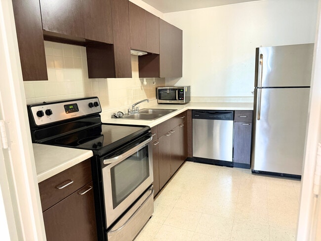 Building Photo - 1660 N La Salle Dr