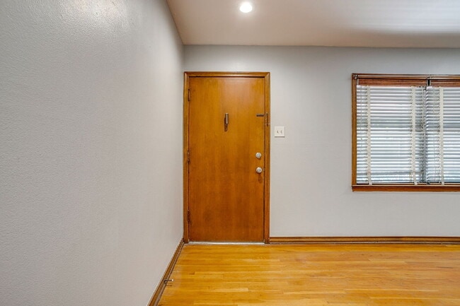 Building Photo - Historic 2 bed, 1 bath Apartment in Covete...