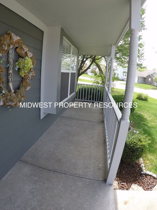 Building Photo - Refreshing & Tidy Lee's Summit Split for L...