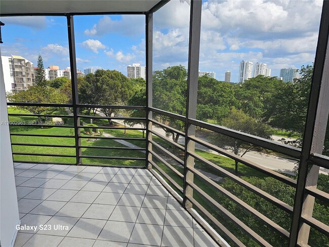 Foto del edificio - 20400 W Country Club Dr
