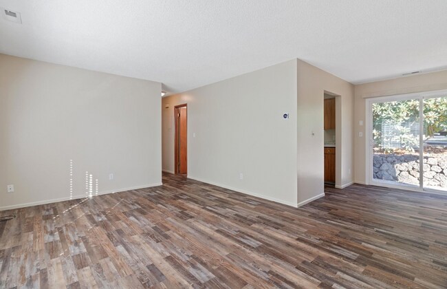 Building Photo - 2 bed 1 bath Duplex unit in Milwaukie Hect...