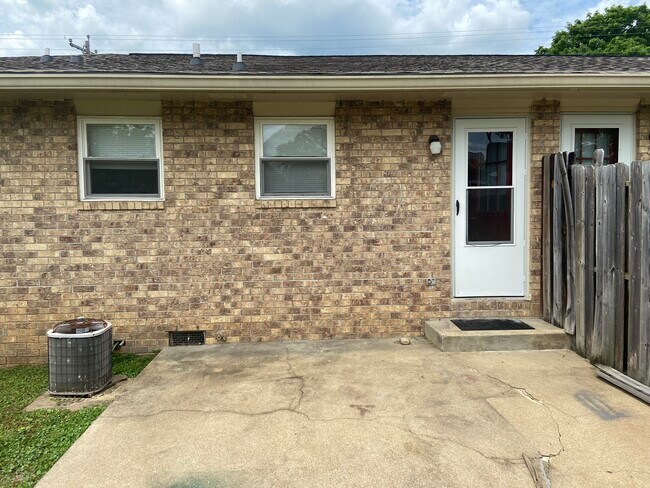Building Photo - 885 Cross St