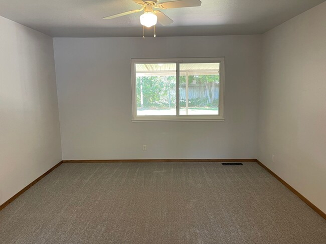 Building Photo - Beautiful 3 Bedroom 2 Bathroom 1835 sq ft ...