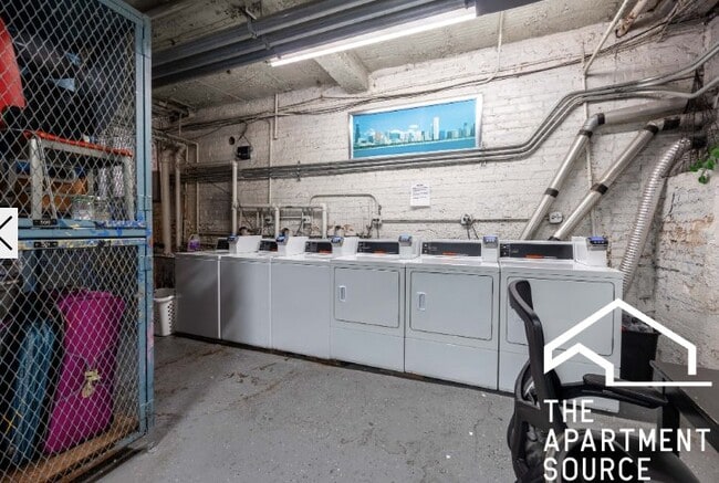 Photo - 1347 N Dearborn St Apartment