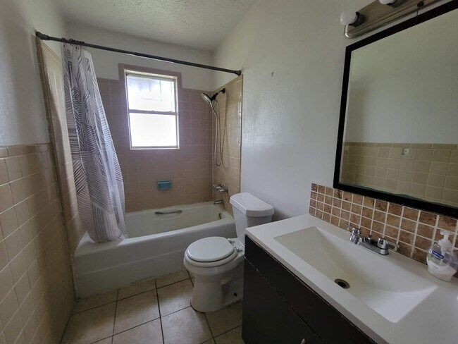 Building Photo - 3419 Mier St
