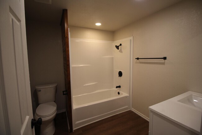 Foto del edificio - 213 N Waldrip St