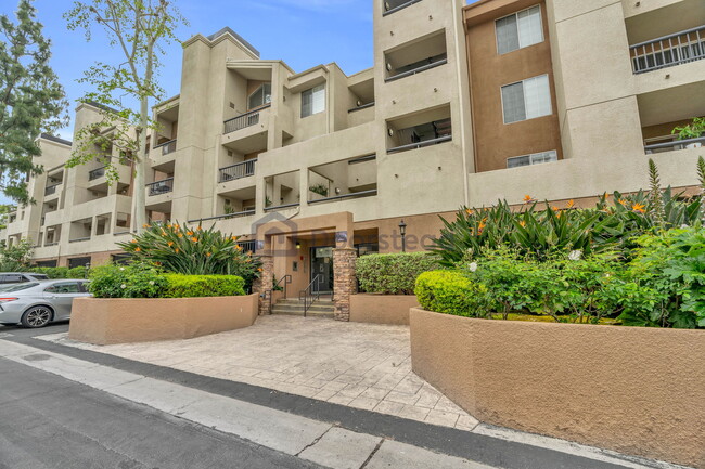 Building Photo - 5515 Canoga Ave