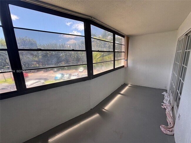 Foto del edificio - 10854 N Kendall Dr