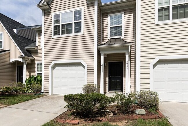 Foto del edificio - Beautiful 3BD/2.5BA Townhome in the Lions ...
