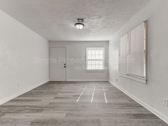 Foto del edificio - 405 E Northrup Dr