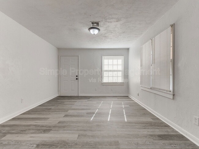 Photo - 405 E Northrup Dr House