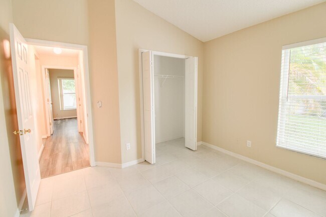 Building Photo - 520 Fahey Ct