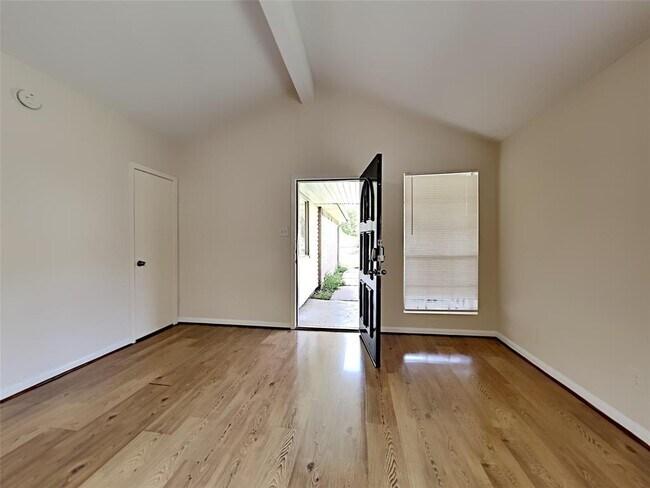 Building Photo - 13914 Bay Gardens Dr