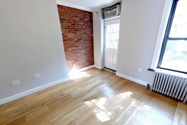 Building Photo - 102 E 7th St