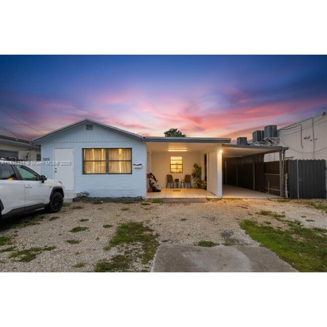 Building Photo - 3925 SW 88th Pl
