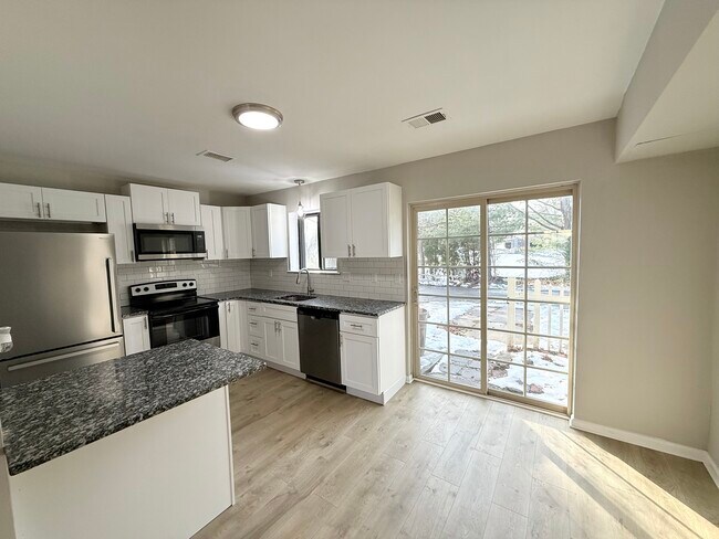 Foto del edificio - 104 Kelmar Ave