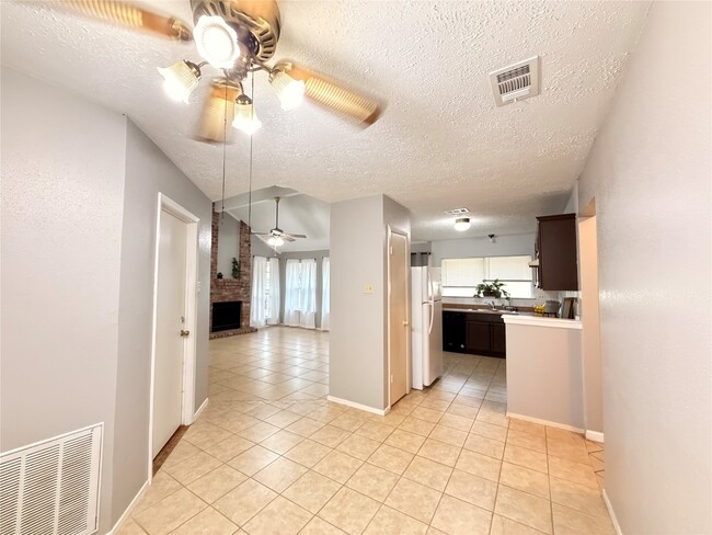 Building Photo - 9311 Crescent Moon Dr