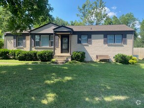 Building Photo - 210 Maple Dr