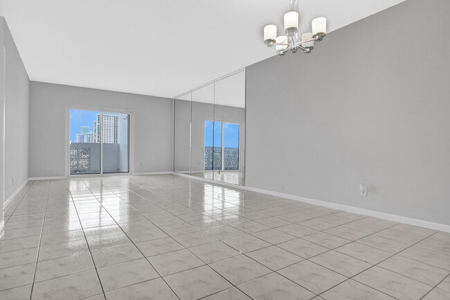 Building Photo - 320 S Surf Rd