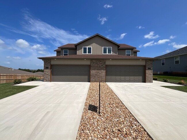 Building Photo - Beautiful Brand New Duplex - Ozark Schools!