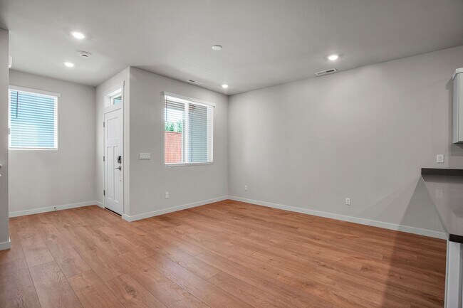 Foto del edificio - MODERN TIGARD TOWNHOME | ATTACHED 2-CAR GARAGE | FIREPLACE | PRIME LOCATION