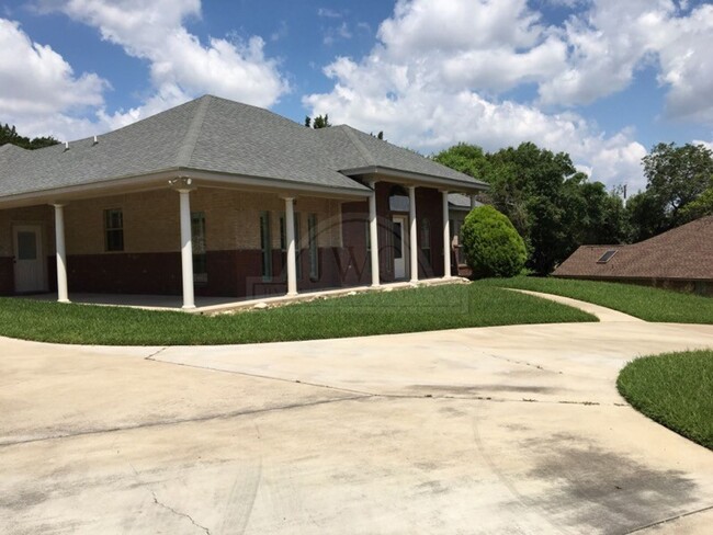 Building Photo - 808 Danny Cir