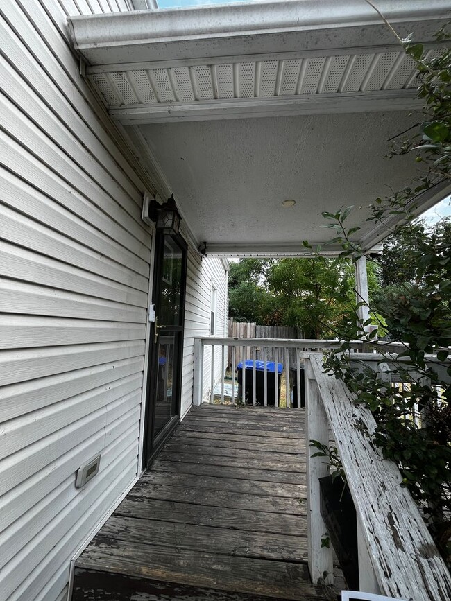 Building Photo - PORTLAND HOME WITH YARD