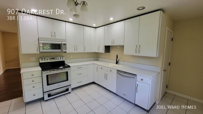 Foto del edificio - 907 Oakcrest Dr