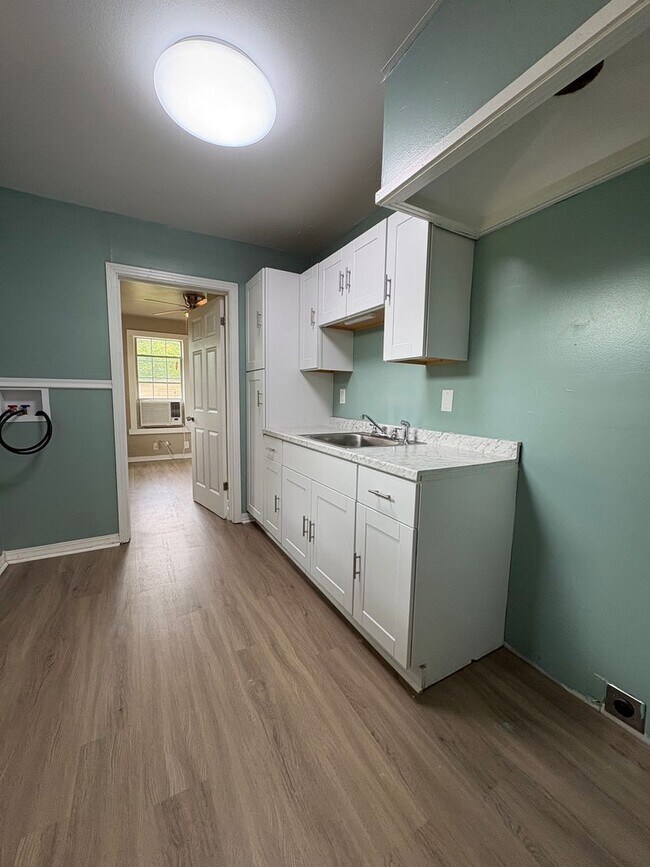 Foto del edificio - Gorgeously remodeled 4 bedroom/1 bath with carport!
