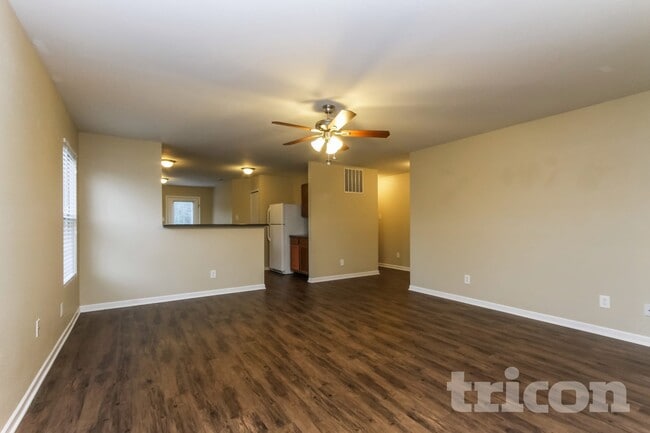 Foto del edificio - 1615 Blue Grass Pkwy