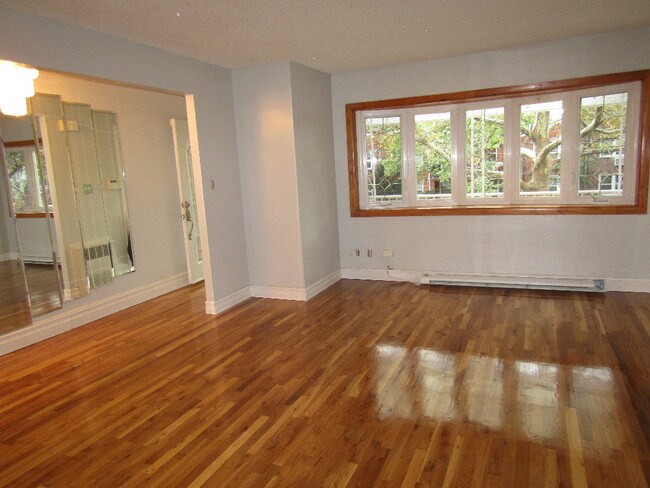Building Photo - 1073 E 59th St