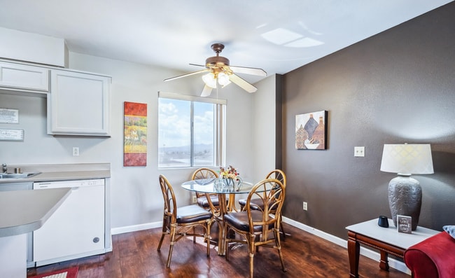 Building Photo - Furnished, Short term or long term Condo with community Pool