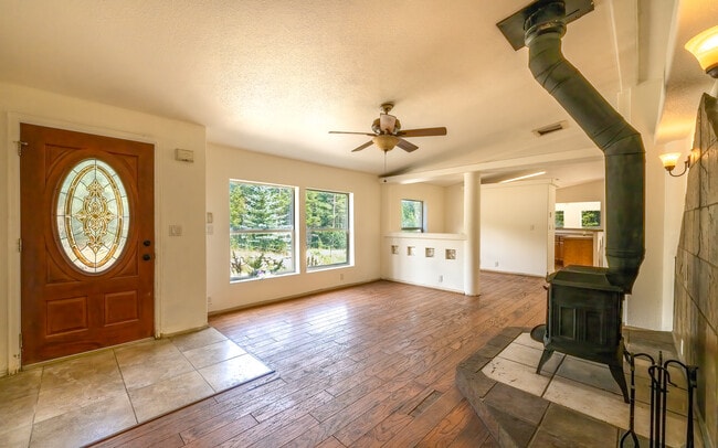 Entry - 865 Silver Creek Rd