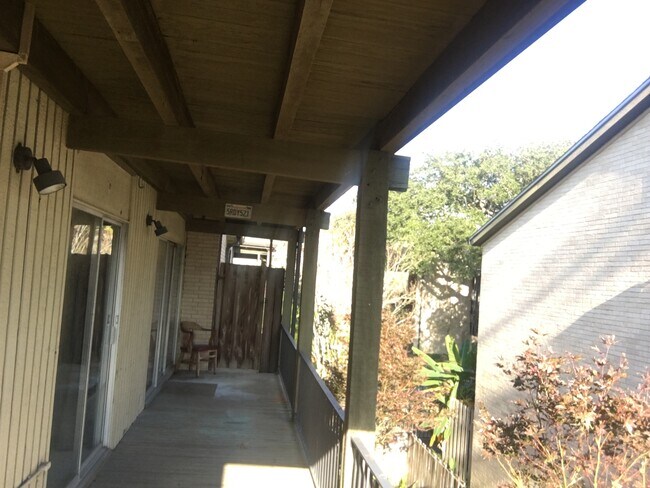 Cada dormitorio y estudio tiene puerta corrediza al balcón. - 1008 S College Rd