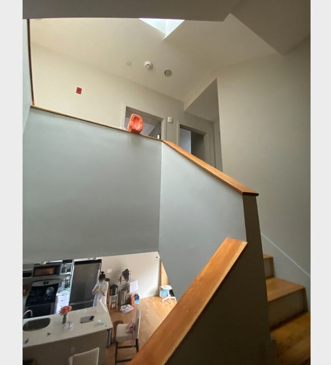 Building Photo - 9/1 Huge, modern 5BR/2.5BA w/parking, AC, w/d in unit!