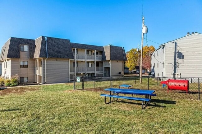 Building Photo - 1544 SW Chelsea Dr