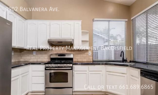 Building Photo - 9902 Balvanera Ave