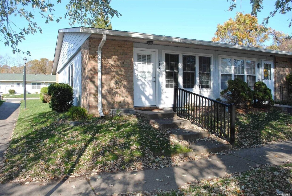 Primary Photo - 266 Berwick Ct