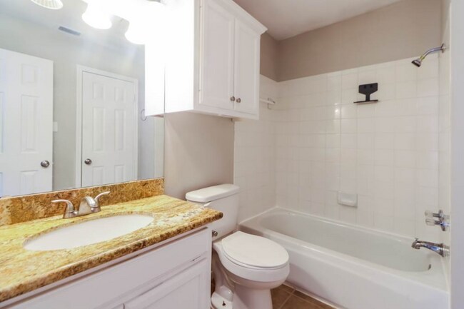 Foto del edificio - 2221 Jasmine Path