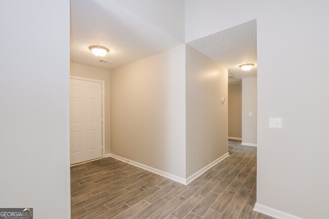 Foto del edificio - 65 Burdell Dr