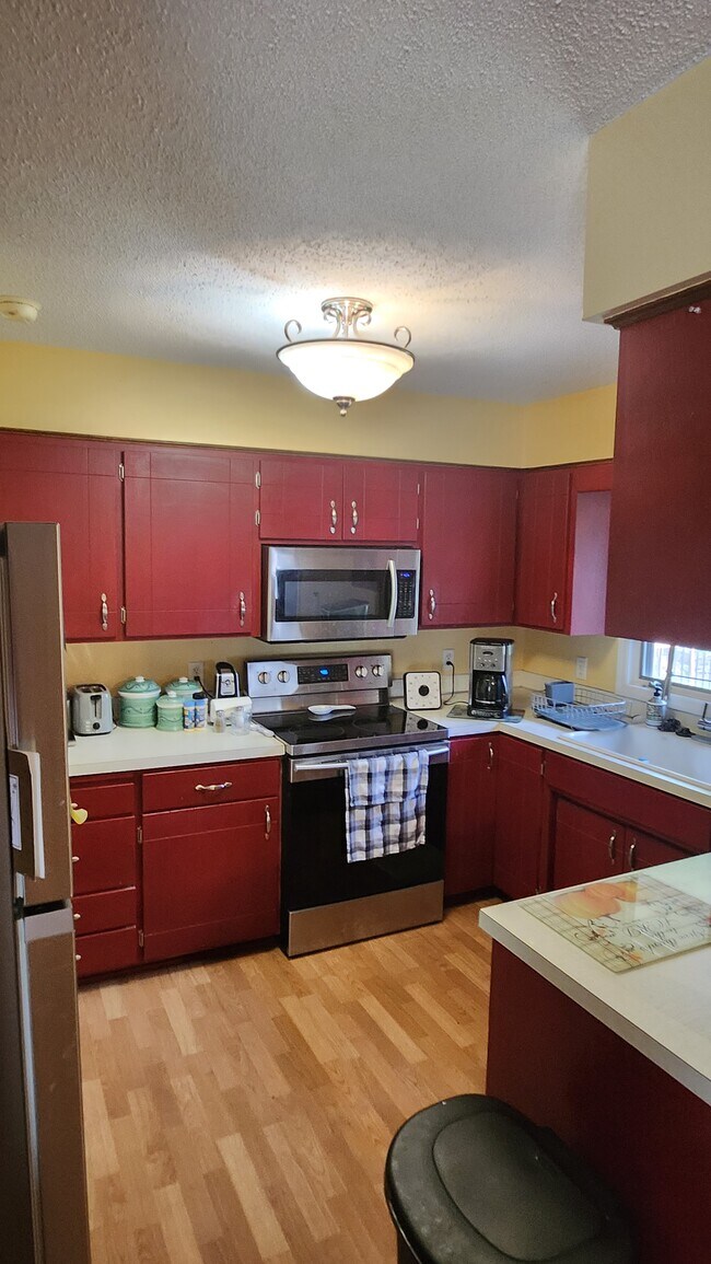 Kitchen with updated appliances - 1326 Meadowlark Ln