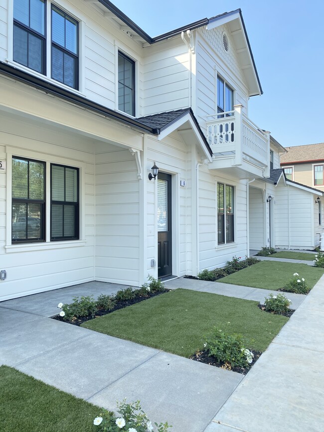 Building Photo - 701 S Cloverdale Blvd