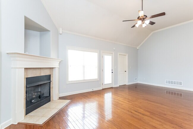 Foto del edificio - 3317 Champion Hills Dr