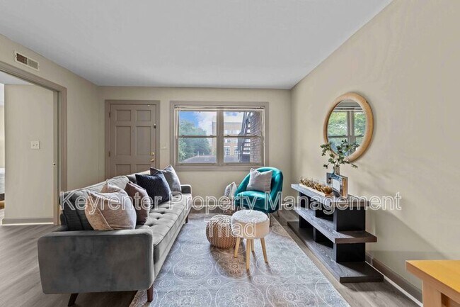 Building Photo - 211 McIver St