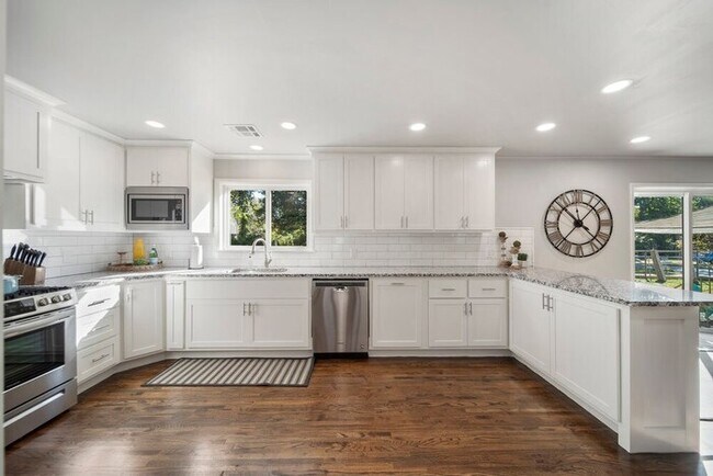 Building Photo - BA's BohoChic-steps to Rose District w/Hot...