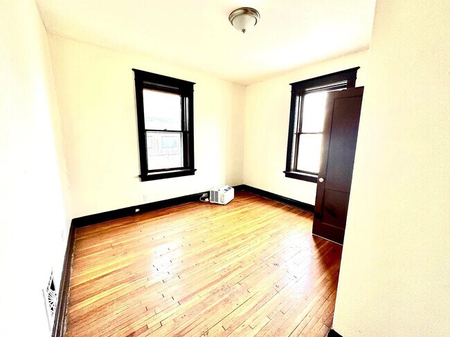 Foto del edificio - 3949 Tholozan Ave