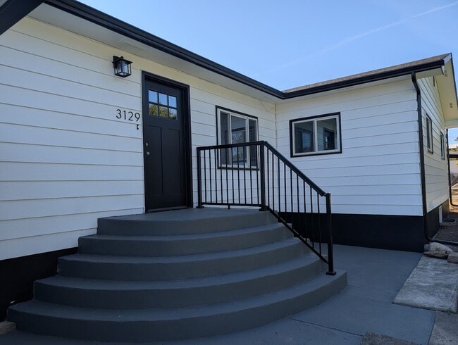 Building Photo - Huge Orchards House - Beautiful Updates