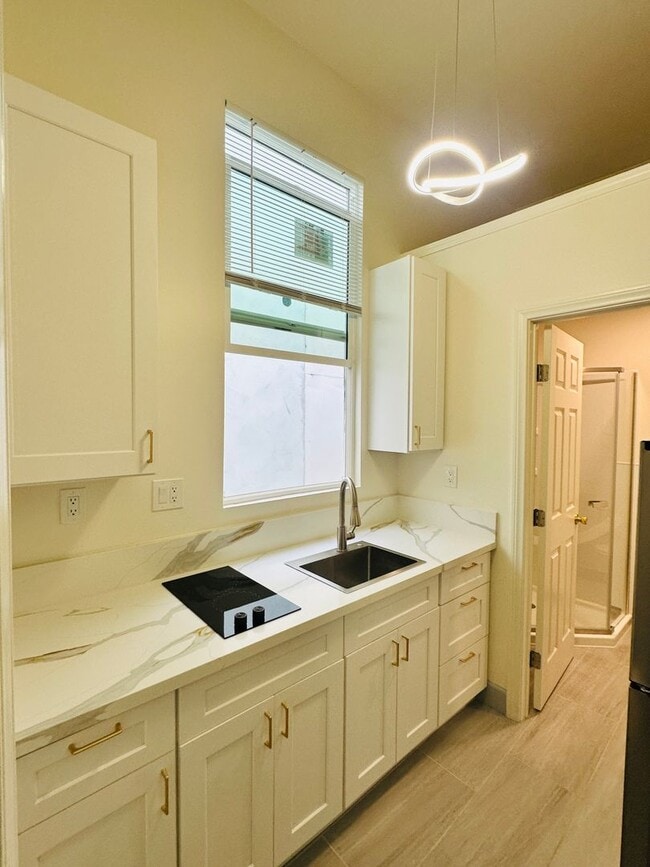 Building Photo - Remodeled Studio for Rent - Gaslamp Quarter