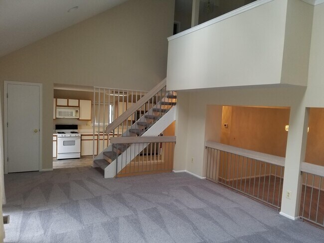 Foto del edificio - Lots of amenities, spacious end-unit townh...