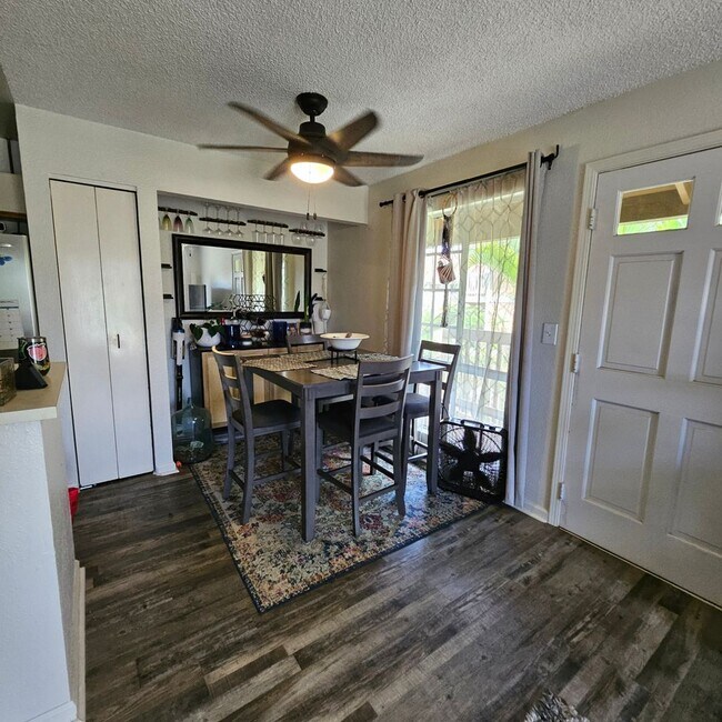 Foto del edificio - Pet Friendly Upstairs 2/1.5-bedroom North ...